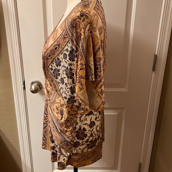 ***Beautiful One World Blouse - Picture 2 of 5